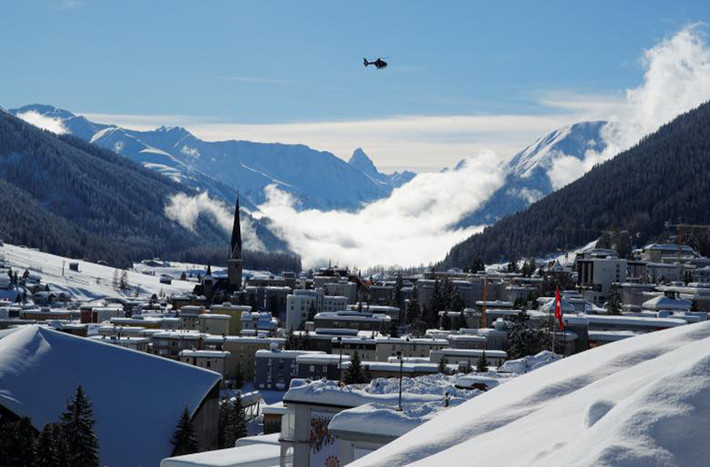 Trực thăng quân đội Thụy Sĩ tuần tra ở thành phố Davos.