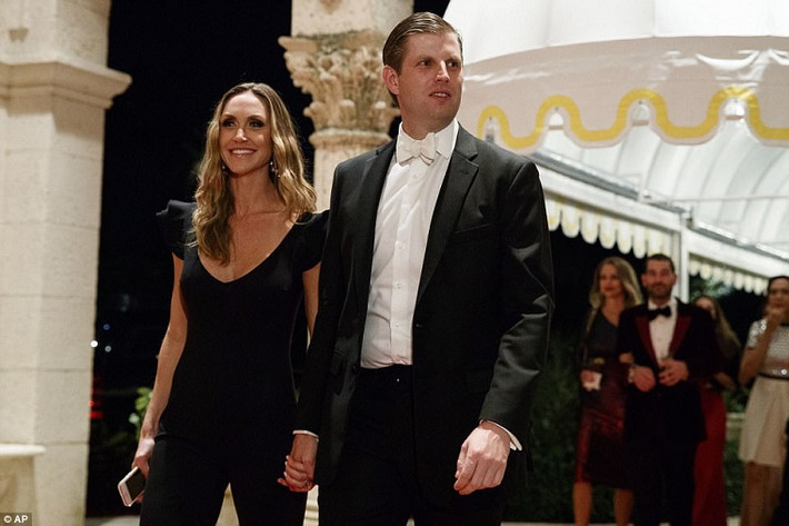 Eric Trump, con trai của ông Trump, và vợ, Lara, có mặt tại buổi tiệc mừng năm mới hoành tráng tại khu nghỉ dưỡng của gia đình. Ảnh: AP.