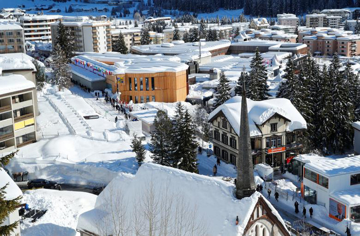 Tuyết phủ trắng xóa những ngôi nhà ở Davos, nơi đang diễn ra hội nghị của Diễn đàn Kinh tế Thế giới năm nay.