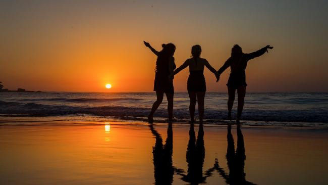 Mặt trời đỏ rực trên bãi biển Bondi ở Sydney hôm 8/1. Ảnh: News.com.