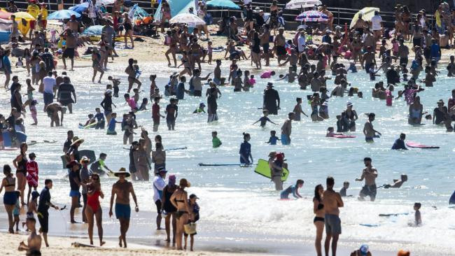 Rất đông người dân đã đổ đến bãi biển ở thành phố Sydney để tránh nóng. Ảnh: News.com.