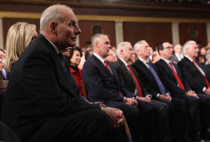 Chánh văn phòng Nhà Trắng John Kelly chăm chú lắng nghe bài phát biểu của ông Trump.