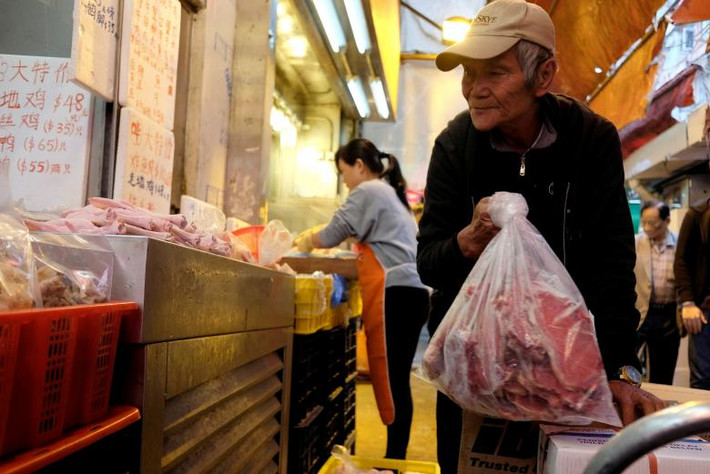 Cụ ông 72 tuổi vẫn chăm chỉ làm việc tại cửa hàng ở quận Mongkok, Hong Kong, Trung Quốc.