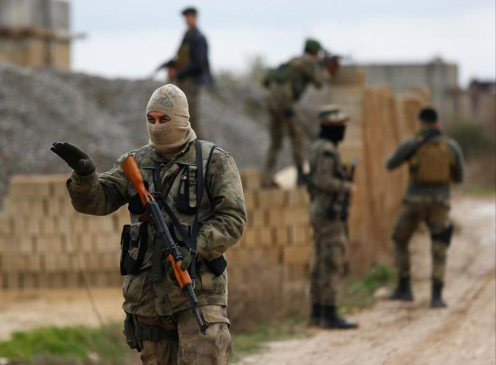 Các chiến binh Quân đội Syria Tự do (FSA) do Ankara hậu thuẫn tại một chốt kiểm soát ở Azaz, Syria. Ảnh: Reuter