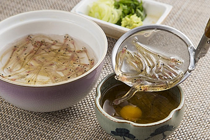 Những chú cá sẽ được đựng trong một bát lớn, chứa ít nước. Khi ăn, thực khách sẽ đập một quả trứng hoặc chút giấm để tăng hương vị, khiến những chú cá xót, “nhảy múa”, quẫy đạp tạo cảm giác mạnh.
