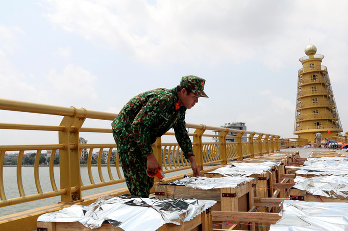 Tại đây, cơ quan chức năng đang phối hợp cùng với lực lượng bộ đội tiến hành bảo vệ, lắp đặt các thiết bị, dàn pháo.