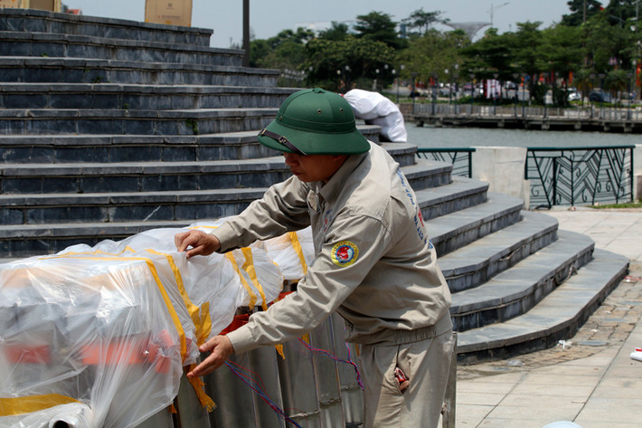 Pháo hoa đã được thả vào súng pháo và đấu nối.