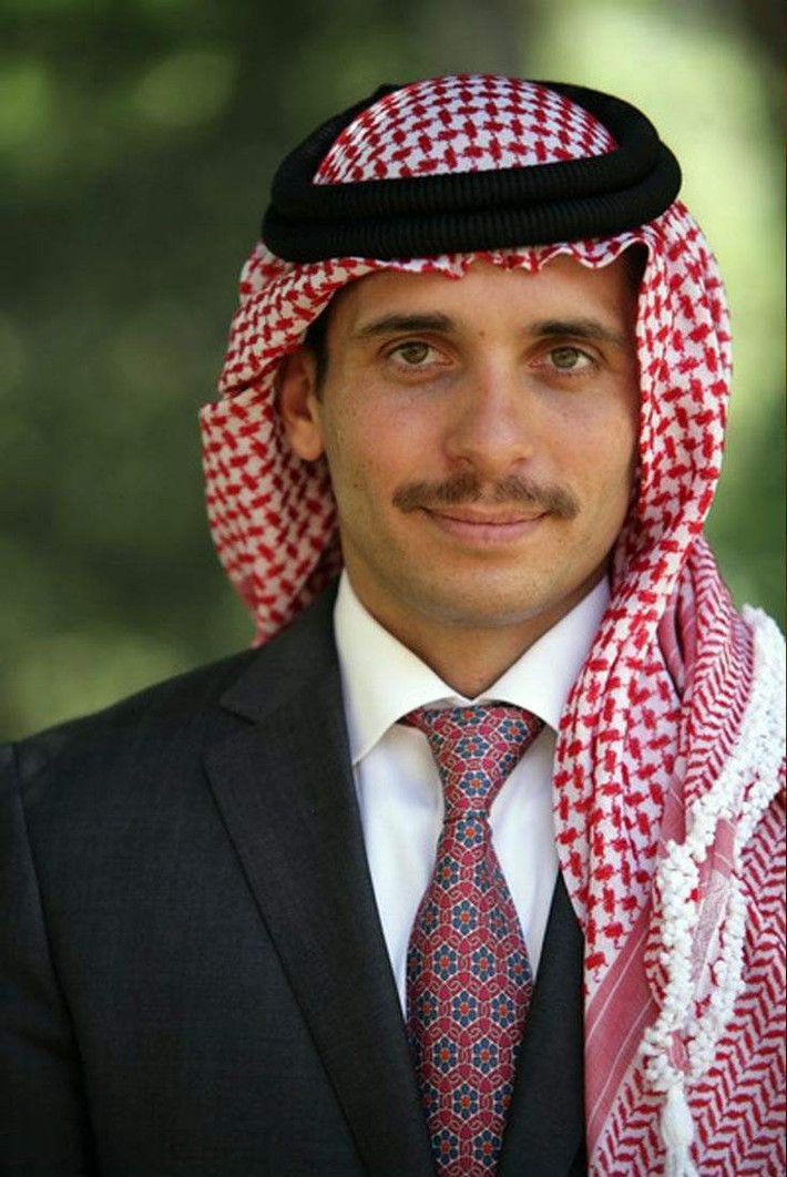 Tổng Tham mưu trưởng Jordan, Thiếu tướng Yousef Huneiti, sau đó phủ nhận các thông tin cho rằng Hoàng tử Hamzah bin Hussein (ảnh) bị bắt giữ. Tuy nhiên, vị cựu Thái tử Jordan này được yêu cầu ngừng một số hoạt động có thể bị lợi dụng làm lung lay ổn định và an ninh của Jordan. Ảnh: Wikipedia.