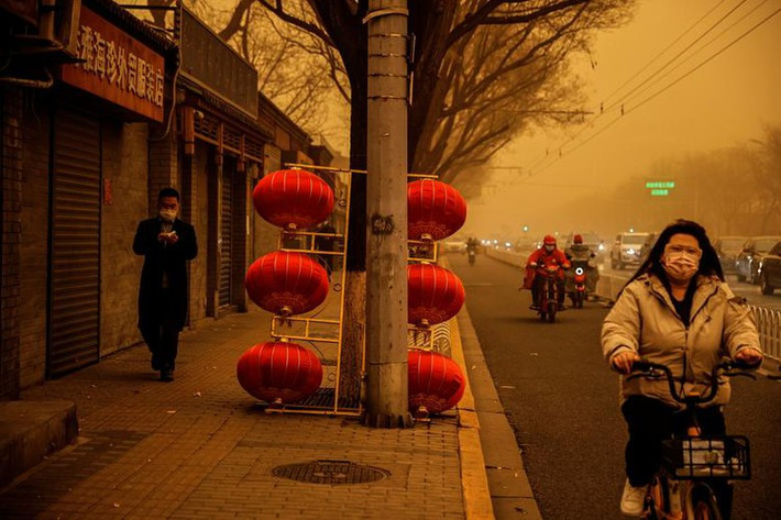 Đường phố Bắc Kinh vào giờ cao điểm buổi sáng 15/3. Ảnh: Reuters.