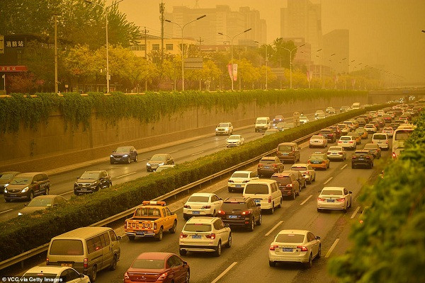 Các phương tiện di chuyển trên một con đường ở thủ đô Bắc Kinh ngày 15/4. Ảnh: Getty.