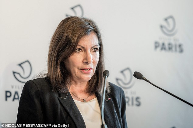 Bà Hidalgo trở thành nữ Thị trưởng đầu tiên của Paris vào năm 2014 và tái đắc cử vào năm 2020, nhưng hiện giờ bà đang phải đối mặt với những lời chỉ trích gay gắt về tình trạng rác thải trong thành phố.