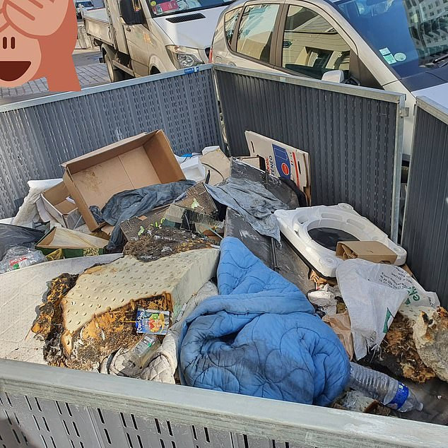 Trong khi đó, Thị trưởng Paris cho rằng chiến dịch đăng ảnh thành phố ngập rác là hành vi cố ý bôi nhọ. "Paris là mục tiêu của chiến dịch bôi nhọ thông qua từ khóa SaccageParis", quan chức Paris nhấn mạnh.