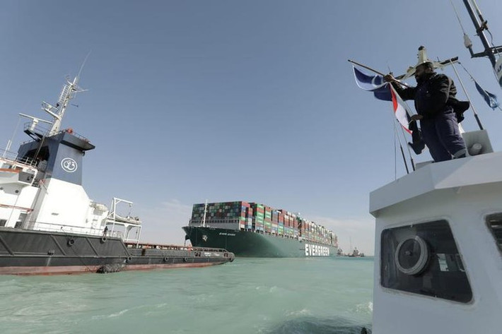 Ngày 29/3 (giờ địa phương), tàu container khổng lồ Ever Given đã được giải cứu thành công sau gần một tuần mắc kẹt tại kênh đào Suez. Theo người đứng đầu Cơ quan quản lý kênh đào Suez (SCA) Osama Rabie, tối 29/3, hoạt động giao thông đi lại qua kênh đào Suez đã được nối lại. Ảnh: Reuters.