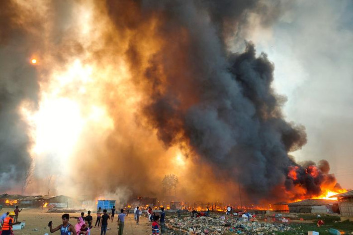Vụ hỏa hoạn tại một khu trại tị nạn ở Cox's Bazar, Bangladesh, hôm 22/3.