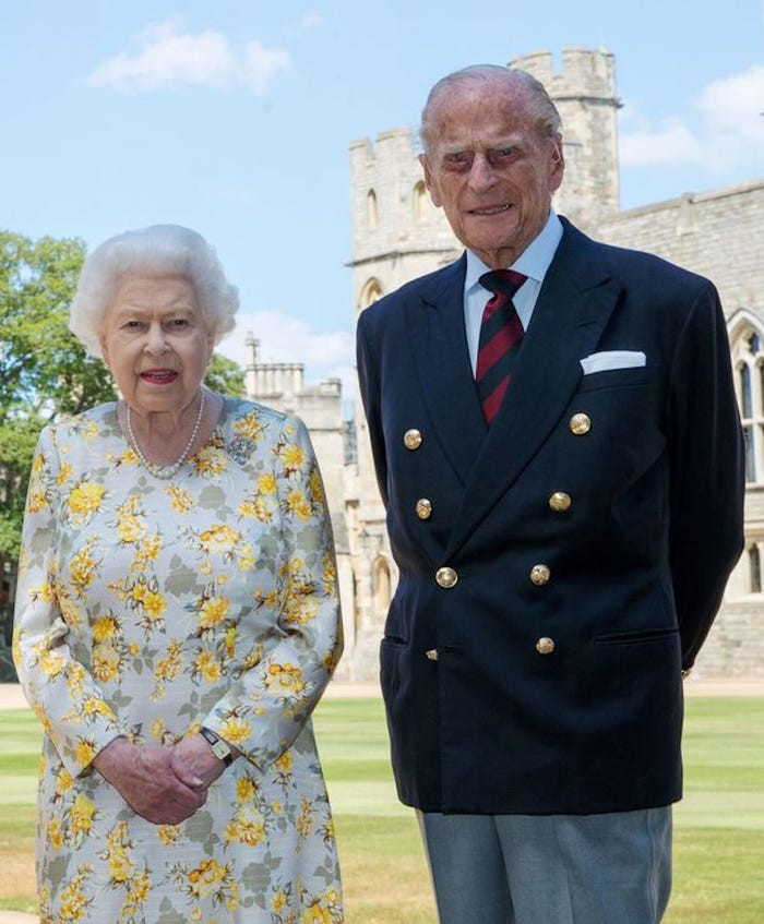 Bức ảnh chụp Nữ hoàng Anh và Hoàng thân Philip tại Lâu đài Windsor hồi tháng 6/2020.