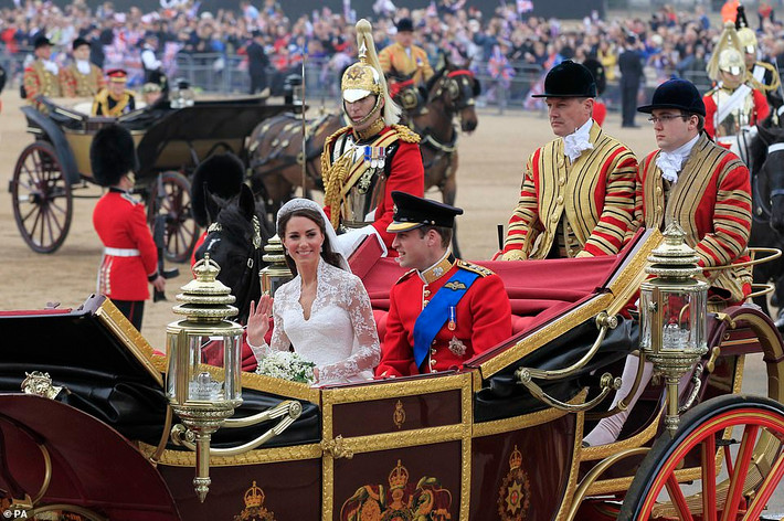 Hoàng tử William và Công nương Kate vẫy chào mọi người khi ngồi trên xe tới Cung điện Buckingham.