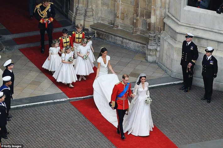 Cặp đôi rời khỏi Tu viện Westminster để tới Cung điện Buckingham.