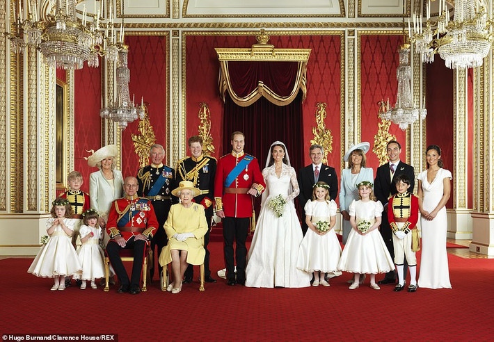 Hoàng tử William và Công nương Kate chụp ảnh cùng các thành viên khác trong gia đình Hoàng gia Anh tại Cung điện Buckingham ngày 29/4/2011.