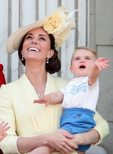 Biểu cảm đáng yêu của tiểu Hoàng tử Louis khi được mẹ bế ở ban công Cung điện Buckingham ngày 8/6/2019. Ảnh: Getty.