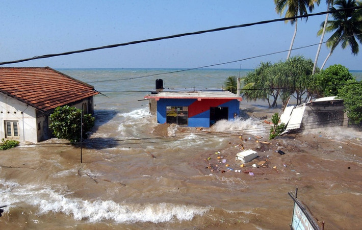 Ngày 26/12/2004: Gần 2.000 người chết trong một đoàn tàu bị sóng thần cuốn trôi tại Telwatta, Sri Lanka. Đây là thảm kịch đường sắt có nhiều người thiệt mạng nhất trong lịch sử thế giới. Ảnh: AP.