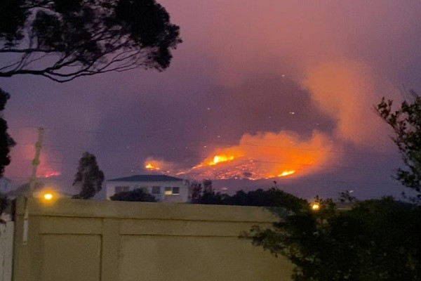 Một số tòa nhà thuộc Đại học Cape Town cũng bị ảnh hưởng, trong đó tòa nhà thư viện được xây dựng từ những năm 1930 đã bị cháy.