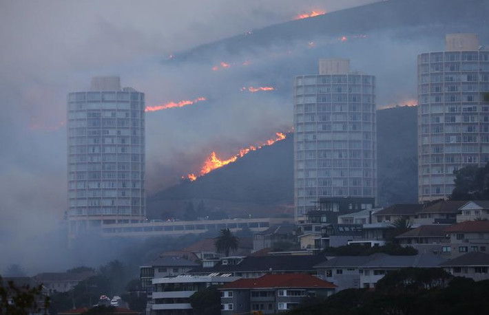 Khói bao trùm thành phố Cape Town ngày 19/4.