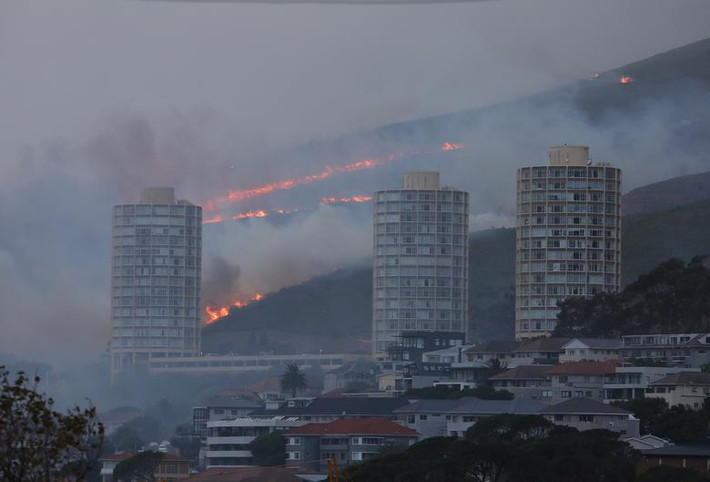 Ngọn lửa bùng phát ở sườn phía Đông của Núi Bàn tại thành phố Cape Town, sau đó lan về phía đài tưởng niệm Rhodes Memorial và khu vực Đại học Cape Town.