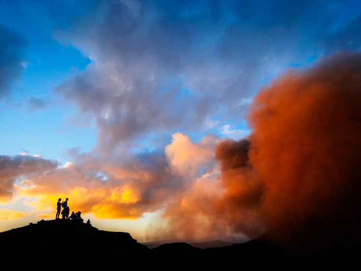 Yasur, nằm trên đảo Tanna của Vanuatu, là ngọn núi lửa đang hoạt động dễ tiếp cận nhất trên thế giới. Ảnh: Telegraph.