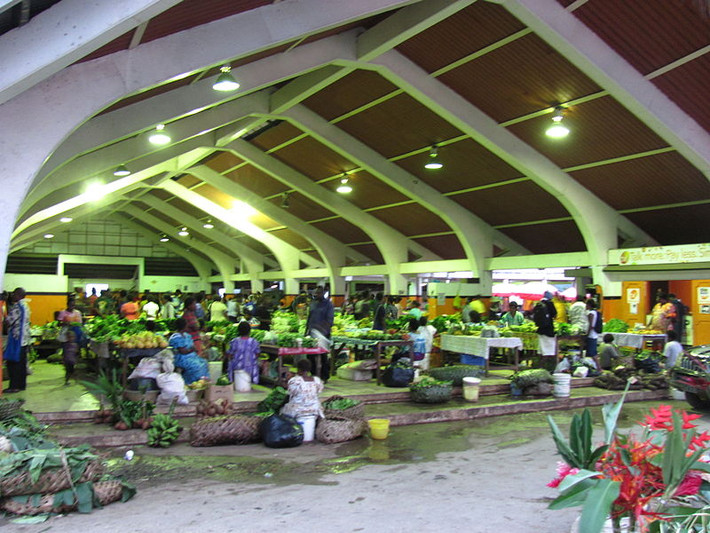 Dân số của Vanuatu là hơn 300.000 người. Telegraph dẫn thông tin từ cuốn sách "English as a Global Language" của tác giả David Crystal cho biết, có 45 quốc gia trên thế giới mà ít nhất một nửa dân số của nước đó nói tiếng Anh. Và Vanuatu là một trong số đó. Ảnh: Một khu chợ ở Port Vila. Ảnh: Wikipedia.