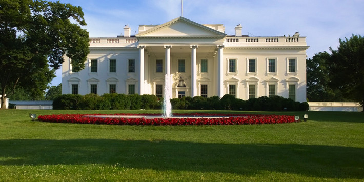 Nhà Trắng, nơi ở của Tổng thống Mỹ, tọa lạc ở thủ đô Washington. Theo Mentalfloss, rạp chiếu phim trong Nhà Trắng ban đầu là một phòng để áo khoác. Ảnh: WH.