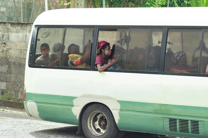 Người dân sơ tán đến nơi an toàn sau khi núi lửa La Soufriere phun trào ngày 9/4.