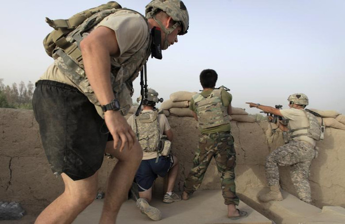 Binh sĩ Mỹ và Afghanistan vào vị trí chiến đấu ở thung lũng Arghandab, phía bắc Kandahar, ngày 27/7/2010.