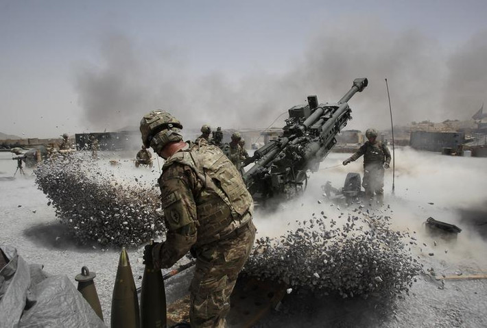 Các binh sĩ Mỹ nã pháo về phía căn cứ Seprwan Ghar ở Panjwai, tỉnh Kandahar, miền nam Afghanistan, ngày 12/6/2011.