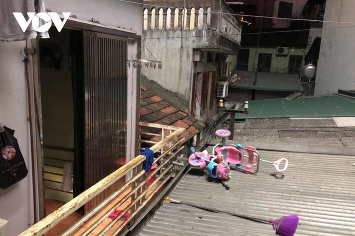 Ánh sáng đèn cực mạnh vào buổi tối khuya ảnh hưởng đến sinh hoạt của người dân những nhà xung quanh.