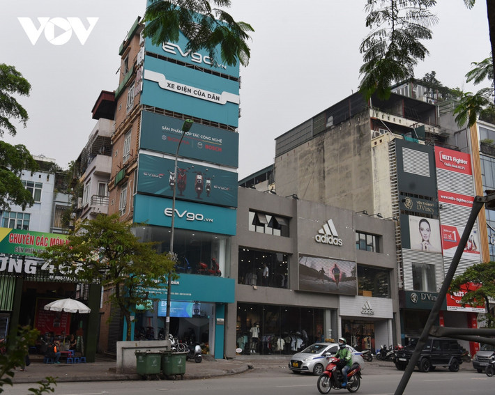 Biển quảng cáo còn cao vượt chiều cao nhà.