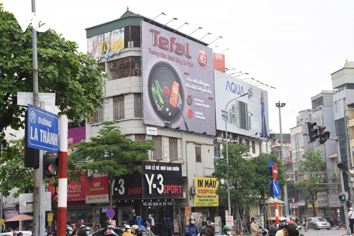 Các biển lớn choán kín phần mặt tiền ngôi nhà.
