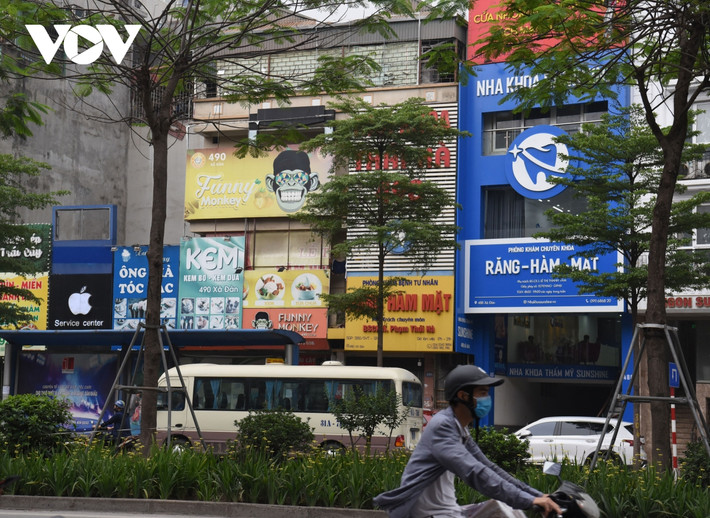 Biển, bảng quảng cáo chất liệu bạt hifelex gắn với các khung sắt hàn vào tường.