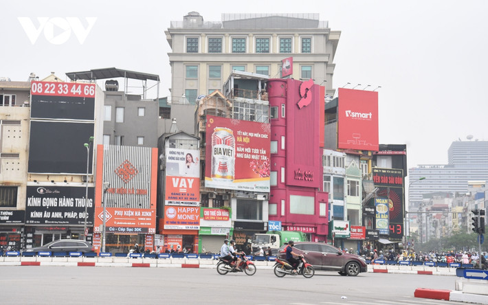 Biển quảng cáo bịt kín mặt tiền và tầng tum thoát hiểm ngã 5 Ô Chợ Dừa.
