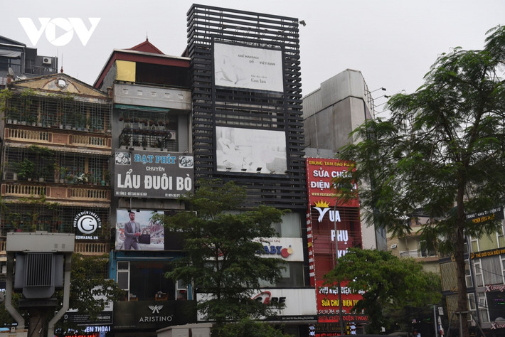Ban công, cửa số bị che kín.