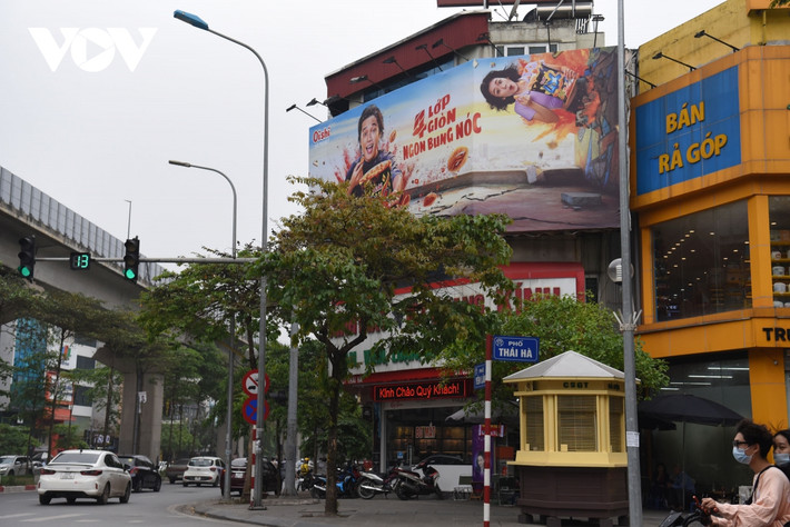 Nhà ở riêng lẻ của cư dân trên các tuyến phố lớn, ngã tư, ngã năm là những vị trí đắc địa để các công ty quảng cáo thuê vị trí đặt biển các nhãn hàng.