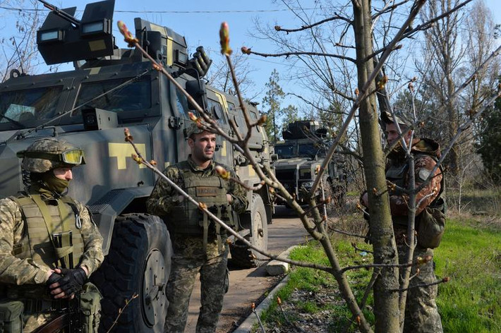 Các thành viên của lực lượng vũ trang Ukraine được triển khai tại Shyrokyne, vùng Donetsk, hôm 21/4.