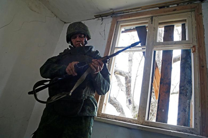 Thành viên của LPR cầm vũ khí bên trong căn cứ chiến đấu ở vùng Luhansk ngày 21/4.