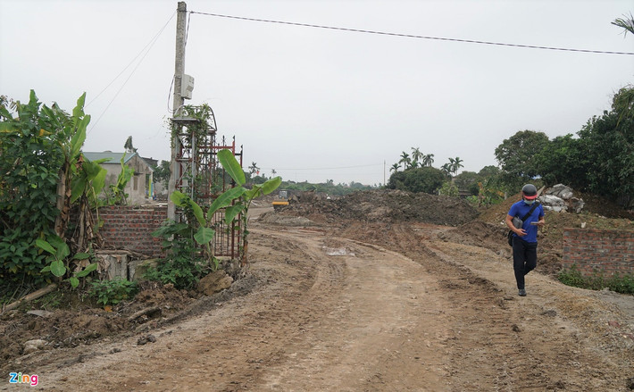 Trao đổi với Zing, ông Trần Văn Tâm, Trưởng phòng Tài nguyên & Môi trường huyện Thanh Hà, khẳng định Hội đồng bồi thường, hỗ trợ và tái định cư huyện đã triển khai các trình tự, thủ tục liên quan đến thu hồi đất, lập phương án bồi thường, hỗ trợ theo đúng quy định hiện hành của Nhà nước. "Thời gian tới, chúng tôi tiếp tục phối hợp với chính quyền xã Thanh Cường để tuyên truyền, giải thích các ý kiến, kiến nghị của các hộ gia đình", ông Tâm nói.
