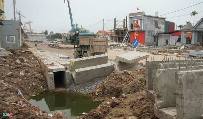 Lãnh đạo Phòng Tài nguyên & Môi trường huyện An Lão cho biết đơn vị đang phối hợp với Trung tâm phát triển quỹ đất huyện tổ chức kiểm kê lại một số hạng mục hạ tầng, kỹ thuật của các hộ dân. Đơn vị cũng sẽ kiểm tra lại một số kê khai thiếu sót như người dân phản ánh. "Còn việc bồi thường giá đất ở nông thôn cho người dân được thực hiện theo quy định", vị này nói.