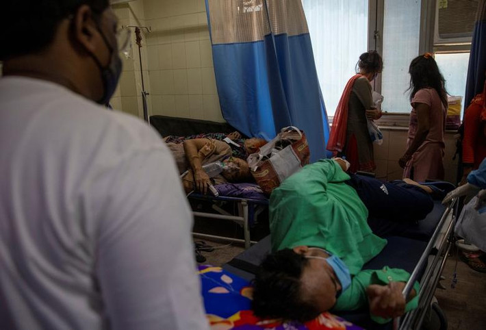 Các bệnh nhân COVID-19 được điều trị trong bệnh viện Lok Nayak Jai Prakash ở thủ đô New Delhi ngày 15/4.