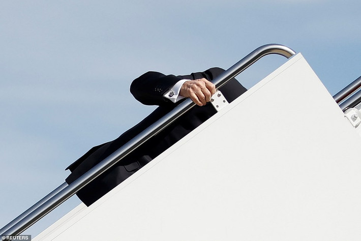 Tổng thống Joe Biden sau đó đứng dậy, xoa đầu gối và đi tiếp lên hết thang rồi quay lại chào mọi người, trước khi vào trong máy bay. Ảnh: Reuters.