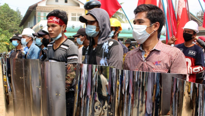 Cụ thể, Liên minh gồm Quân đội Arakan, Quân Giải phóng Quốc gia Ta'ang và Quân đội Liên minh Dân chủ Quốc gia Myanmar đã tấn công đồn cảnh sát ở Naungmon rạng sáng 9/4. Ảnh: Người biểu tình ở Myanmar.