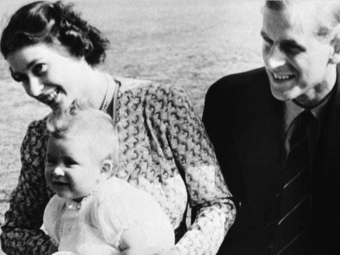 Trong hai năm tiếp theo, cặp đôi sống ở Malta, nơi Hoàng thân Philip đóng quân. Năm 1949, họ đón con trai đầu lòng chào đời, Thái tử Charles.