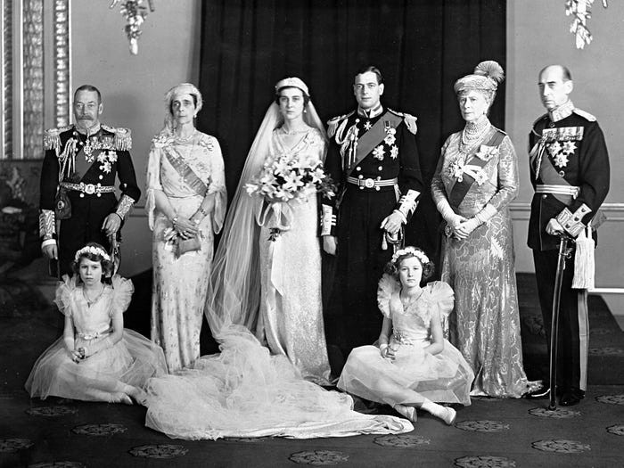 Công chúa Elizabeth (ngồi bên trái) trong bức ảnh chụp hồi năm 1934.