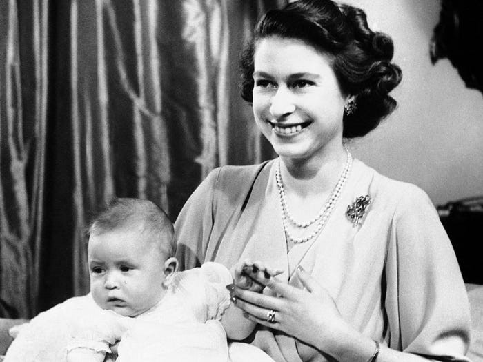 Công chúa Elizabeth hạ sinh con trai đầu lòng, Charles, vào năm 1948. Ảnh chụp hồi năm 1949.